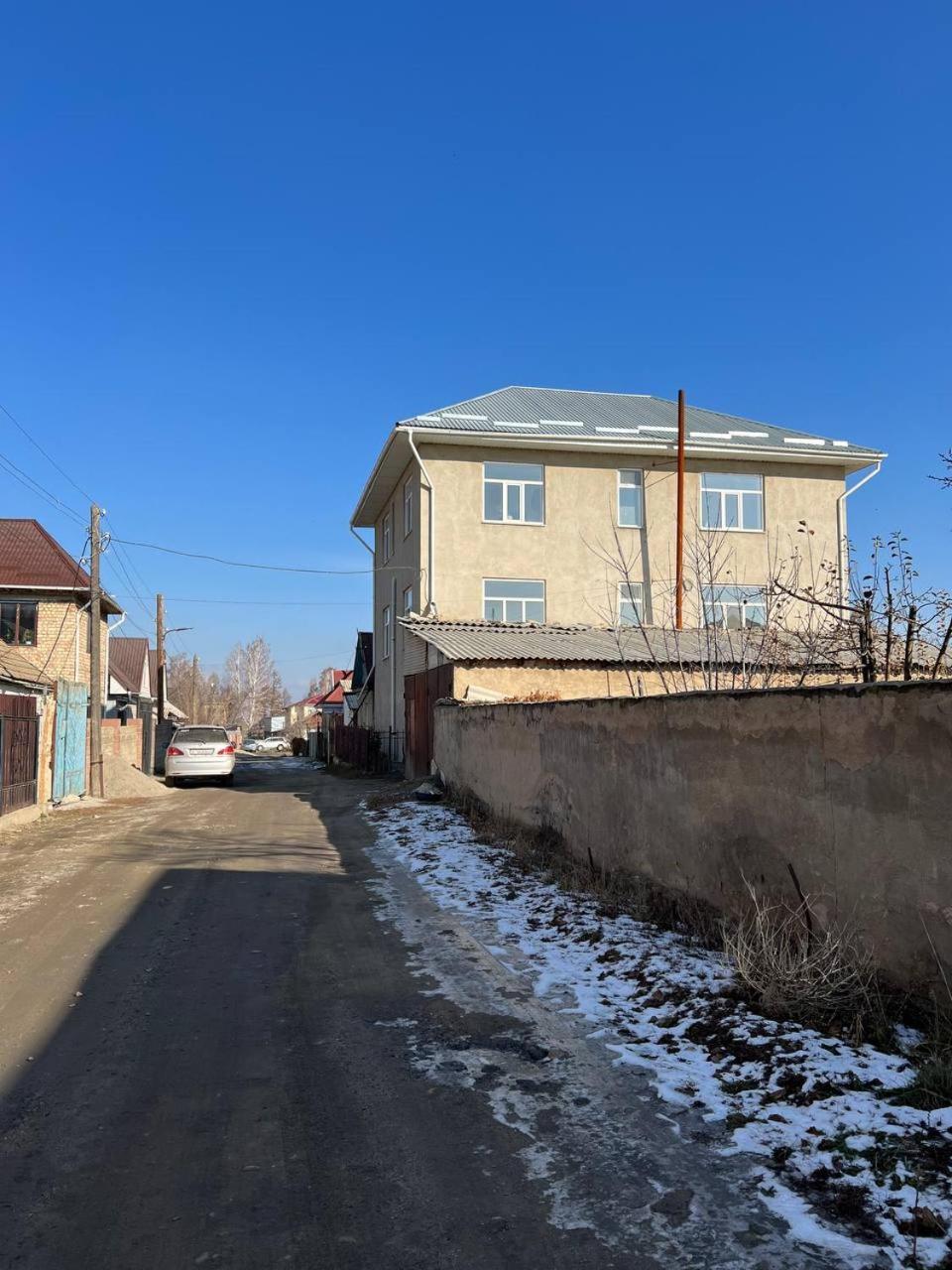 Emir Guest House In Karakol Luaran gambar